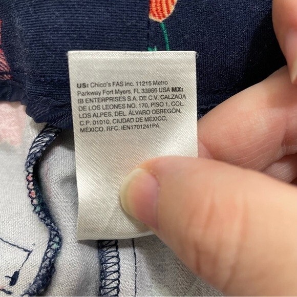 Chico's Floral Secret Stretch Textural Fleur Straight Leg Crop Pants Size Chico' - Picture 10 of 10